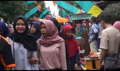 Gelaran Kampung Ramadhan Jogokariyan di Kampung Jogokariyan, Kecamatan Mantrijeron, Kota Yogyakarta, DIY, Kamis (17/5).  Digelar untuk ke-14 kalinya, Kampung Ramadhan Jogokariyan tahun ini melibatkan tidak kurang 300 pedagang dan 2.500 sajian berbuka harian di Masjid Jogokariyan. 