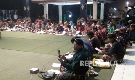 Gelaran Macapat dan Sarasehan yang digelar di Pendopo Rumah Dinas Bupati Sleman, Selasa (23/1) lalu.  Macapat disajikan Paguyuban Seni Macapat Sekar Manunggal Sleman Sembada, dan akan dilaksanakan rutin tiap Rabu Wage setiap bulan. 