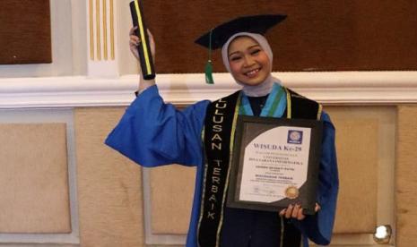 Gelaran wisuda Universitas BSI (Bina Sarana Informatika) kampus Yogyakarta di The Rich Jogja Hotel, Yogyakarta, pada Kamis (15/12) berlangsung tertib dan lancar dengan dihadiri pendamping wisudawan.