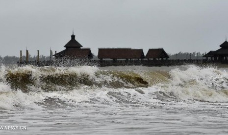 Gelombang besar terjadi di Gaolong Bay di kota Wenchang, Provinsi Hainan, Cina akibat terjangan Topan Kujira, Senin (22/6).