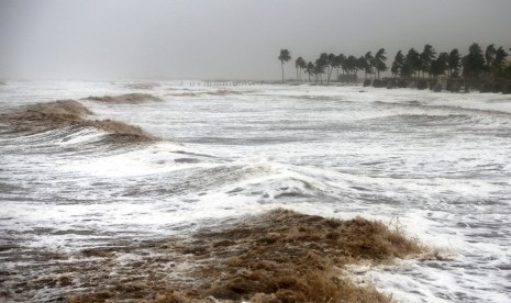 Gelombang kuat dan angin kencang siklon Mekunu menghantam pantai di Salalah, Oman, Sabtu (26/5).