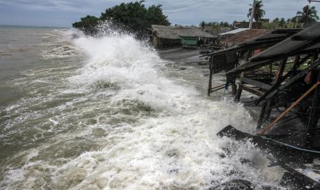 Gelombang laut melewati batu pemecah ombak sehingga menghantam daratan pesisir pantai wisata Ujong Blang, Lhokseumawe, Aceh (ilustrasi)