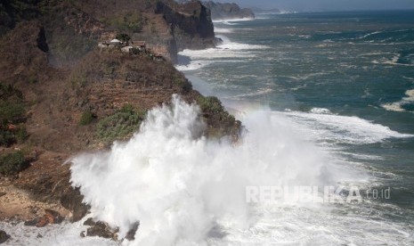 Gelombang ombak tinggi digaris pantai Sembukan, Pracimantoro, Wonogiri, Jawa Tengah, Rabu (25/7).