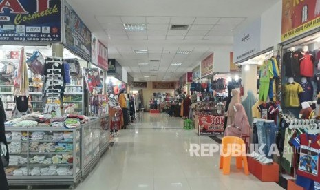 Gelombang paceklik daya beli juga dirasakan di Kota Padang, Sumatra Barat. Para pedagang SPR Plaza mengeluhkan omzet yang anjlok hingga 50 persen dibanding tahun 2016 lalu. 