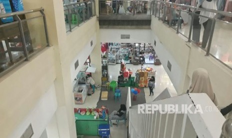 Gelombang paceklik daya beli juga dirasakan di Kota Padang, Sumatra Barat. Para pedagang SPR Plaza mengeluhkan omzet yang anjlok hingga 50 persen dibanding tahun 2016 lalu. 