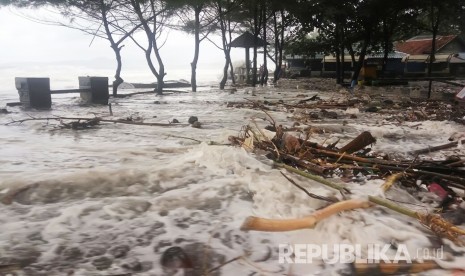 Gelombang pasang air laut menerjang pantai selatan Kabupaten Sukabumi di kawasan Palabuhanratu sejak Kamis (30/11) hingga Jumat (1/12).