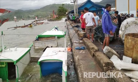 Gelombang pasang air laut menerjang pantai selatan Kabupaten Sukabumi di kawasan Palabuhanratu sejak Kamis (30/11) hingga Jumat (1/12).