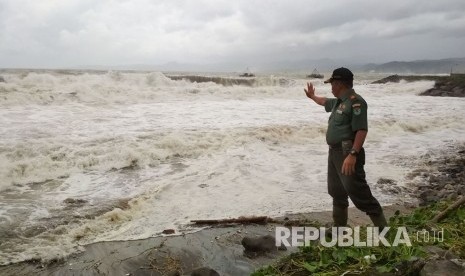 Gelombang pasang air laut yang menyebabkan abrasi menerjang pantai selatan Kabupaten Sukabumi.