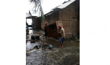 Gelombang pasang air laut menerjang pantai selatan Kabupaten Sukabumi terutama di Palabuhanratu sejak Kamis (30/11) hingga Jumat (1/12). Foto istimewa Forum Koordinasi SAR Daerah (FKSD) Sukabumi.