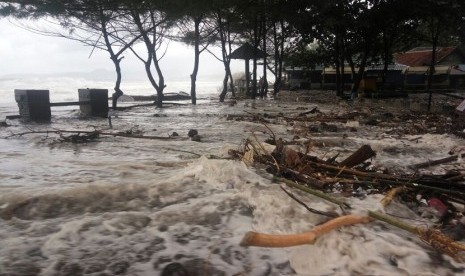 Gelombang pasang air laut menerjang pantai selatan Kabupaten Sukabumi terutama di Palabuhanratu sejak Kamis (30/11) hingga Jumat (1/12). 