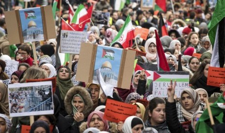 Gelombang penolakan langkah AS yang mengakui Yerusalem sebagai ibu kota Israel meluas ke berbagai negara. Sabtu (16/12), sejumlah warga mengajukan protes atas pengakuan AS tersebut di Frankfurt, Jerman.