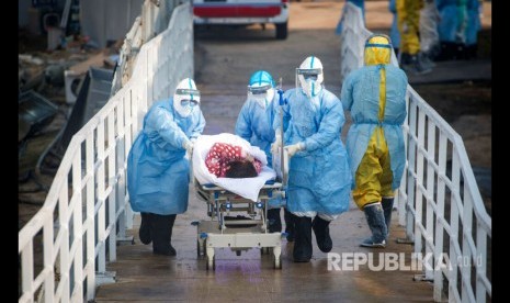 Pasien positif virus corona memasuki Rumah Sakit Huoshenshan di Wuhan, Hubei, China. Informasi yang beredar soal wabah infeksi virus corona dapat membuat si kecil khawatir. Berikan penjelasan kepada anak untuk dapat melindungi diri dan mengatasi kekhawatirannya.