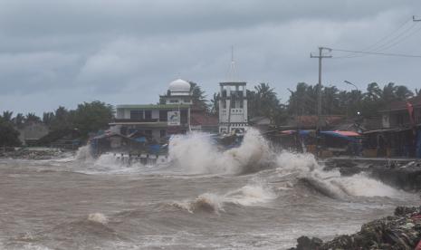 Gelombang tinggi disertai angin kencang menerjang kawasan tersebut di Teluk Labuan, Pandeglang, Banten. BMKG mengimbau masyarakat waspadai tsunami malam hari seiring Anak Krakatau siaga.