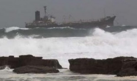 Gelombang tinggi. Ilustrasi Badan Meteorologi Klimatologi dan Geofisika (BMKG) memperingatkan, gelombang sangat tinggi air laut yang berkisar antara 4-6 meter berpotensi terjadi di pesisir selatan Pulau Jawa bagian tengah, barat, dan timur terhitung sejak Selasa (26/7/2022) hingga Rabu (27/7/2022). 