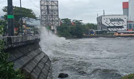 Gelombang tinggi menghantam pesisir teluk Manado. BMKG menerbitkan peringatan dini gelombang tinggi 3-5 April 2024.