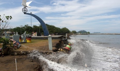 Badan Meteorologi, Klimatologi, dan Geofisika (BMKG) meminta masyarakat untuk mewaspadai kemungkinan terjadinya gelombang tinggi di perairan laut selatan Pulau Jawa (Ilustrasi Gelombang Tinggi)