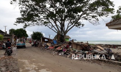 Settlements along South Kalianda coastline, South Lampung Regency, Lampung, heavily damaged by tsunami that hit the area on Saturday (Dec 22) night.