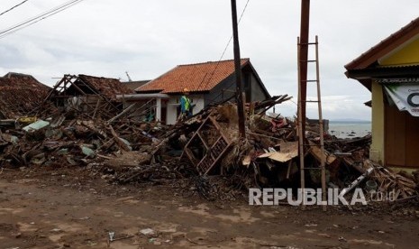 Gelombang tsunami meluluhlantakan sejumlah rumah khusunya di bibir pantai pesisir selatan, Kalianda, Kabupaten Lampung Selatan, Lampung, beberapa waktu lalu. Pemerintah akan membangun hunian tetap untuk para korban tsunami di Lampung Selatan.