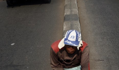 Gembel dan pengemis (gepeng) mulai banyak beroperasi di kawasan Pondok Gede, Jakarta Timur, Jumat (27/7). Setiap tahunnya jumlah Gepeng yang mendatangi Jakarta di bulan Ramadhan untuk meminta sedekah kepada warga, meningkat hingga dua kali lipat dari hari 