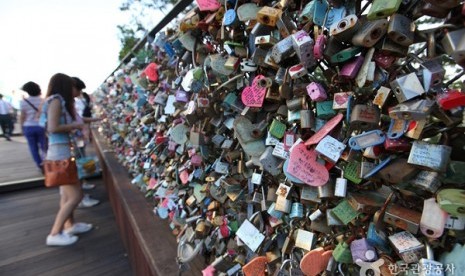 Gembok cinta yang berada di kawasan N Seoul Tower.