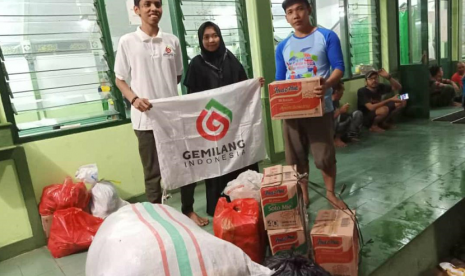 Gemilang Indonesia bersama LIPIA Peduli, Komunitas Tangan di Atas, dan komunitas  Muda Berbagi Kebaikan mengajak #TemanBerbagiKebaikan untuk ikut serta dalam membantu meringankan beban warga yang terkena banjir dengan menyalurkan beberapa paket bantuan.