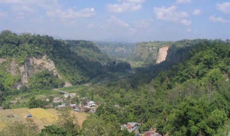 Gempa berkekuatan 4 SK mengguncang Kota Bukittinggi, Selasa (17/7). Gempa ini berasal dari aktivitas Sesar Sumatra, khususnya segmen Sianok. Segmen Sianok memanjang dari sisi timur Danau Singkarak melewati sisi Barat Daya Gunung Marapi hingga Ngarai Sianok, sepanjang 90 km.