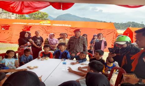  Gempa berkekuatan Magnitudo 5,6 yang melanda Cianjur pada Senin (21/11) telah menimbulkan korban jiwa dan kerugian material lainnya. Menanggapi hal tersebut, Badan Intelijen Negara (BIN) bergerak cepat membangun Posko Bantuan di jalan Labuan – Cianjur, Kecamatan Cugenang, Cianjur. Posko Bantuan ini merupakan perintah langsung dari Kepala BIN Jend. Pol (Purn) Budi Gunawan