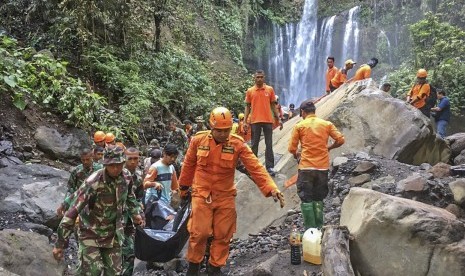 Gempa Lombok. Sejumlah tim SAR gabungan mengangkat jenazah wisatawan yang tertimpa longsoran batu saat terjadi gempa di air terjun Tiu Kelep, Desa Senaru, Kecamatan Bayan, Lombok Utara, NTB, Senin (18/3).