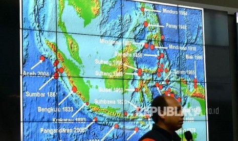 Gempa Tasikmalaya. Kepala Sejarah gelombang tsunami di Indonesia ditampikan saat paparan terkait penanganan bencana gempa Tasikmalaya di Graha BNPB, Jakarta, Sabtu (16/12).