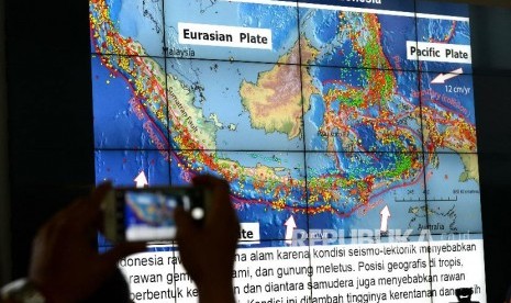 Gempa Tasikmalaya. Pola lempeng bumi Indonesia ditampilkan saat paparan terkait penanganan bencana gempa Tasikmalaya di Graha BNPB, Jakarta, Sabtu (16/12).