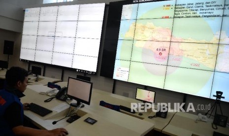 Gempa Tasikmalaya. Sebaran gempa Tasikmalaya ditampilkan saat paparan terkait penanganan bencana gempa Tasikmalaya di Graha BNPB, Jakarta, Sabtu (16/12).