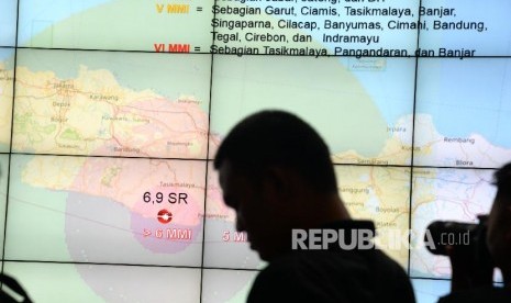 Gempa Tasikmalaya. Sebaran gempa Tasikmalaya ditampilkan saat paparan terkait penanganan bencana gempa Tasikmalaya di Graha BNPB, Jakarta, Sabtu (16/12).