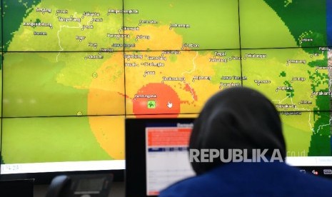 Gempa Tasikmalaya. Sebaran gempa Tasikmalaya ditampilkan saat paparan terkait penanganan bencana gempa Tasikmalaya di Graha BNPB, Jakarta, Sabtu (16/12)