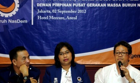 Gemuruh Nasdem : (Dari Kiri) Ketua II Gemuruh Nasdem Yosafati Waruwu, Ketua Umum Gemuruh Nasdem Irma Suryani Chan dan Ketua Dewan Pakar Gemuruh Nasdem Sugeng Suparwoto berbicara kepada beberapa rekan media mengenai Deklarasi dan Pelantikan Pengurus Gerakan