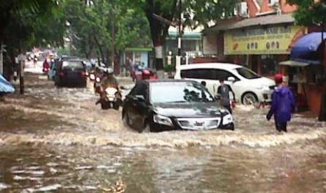 Genangan air akibat hujan deras di jalan Pejaten Raya, Psar Minggu, Jakarta, Jumat (8/11).