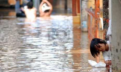  Genangan air banjir merendam pemukiman warga di Kawasan Jatinegara,Jakarta Timur,Rabu (13/2).  (Republika/Prayogi)