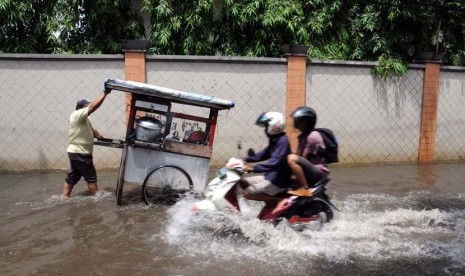 Genangan air banjir yang cukup dalam sekitar 30cm di Jalan Duren Bangka Kebayoran, Jakarta Selatan, Selasa (10/2).