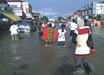 Genangan air di jalan raya yang menyebabkan kelumpuhan lalu lintas.