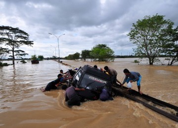 Genangan air menutup ruas jalan di KM-58 Jalan Tol Jakarta-Merak tepatnya, di Desa Undar-andir, Kecamatan Ciujung, Serang, Ahad (15/1). (Republika/Edwin Dwi Putranto)