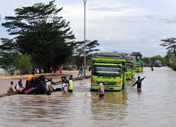 Genangan air menutup ruas jalan di KM-58 Jalan Tol Jakarta-Merak tepatnya, di Desa Undar-andir, Kecamatan Ciujung, Serang, Ahad (15/1). (Republika/Edwin Dwi Putranto)