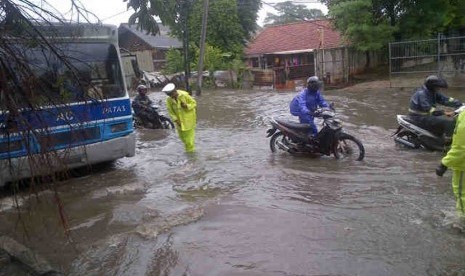 Genangan air merendam sejumlah ruas jalan di Jakarta, Senin(13/1).