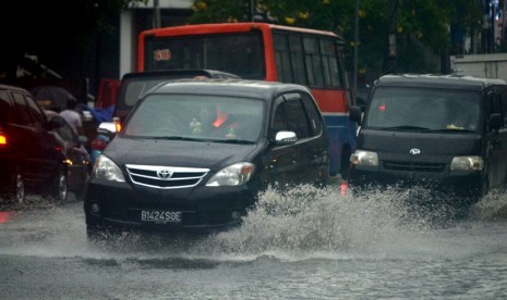   Genangan air mengakibatkan kemacetan. (foto: mgROL28)