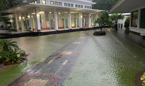 Genangan air setinggi sekitar 20 cm sempat terjadi di beberapa titik di Istana Kepresiden, Jakarta, Selasa (25/2).