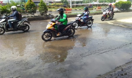 Genangan akibat luapan air dari Kalimalang di JL KH Noer Ali