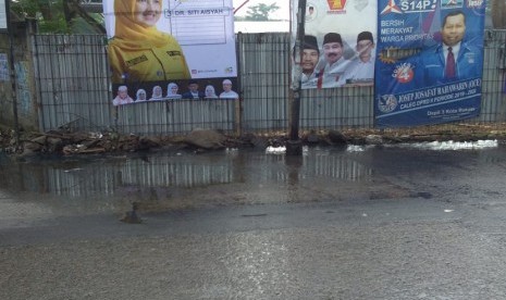 Genangan akibat saluran mampet di Jalan Mustika Jaya Bekasi