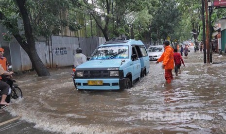 Mikolet M36 menembus genangan banjir merendam jalan Pejaten Raya, Pasarminggu, Jakarta Selatan, Rabu (1/3). Setiap hujan deras turun kawasan padat lalulintas ini kerap direndam banjir