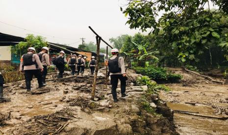 Genangan lumpur dan material banjir di kawasan Komplek Gunung Mas Puncak, Kabupaten Bogor, pasca banjir bandang, Selasa (19/1).