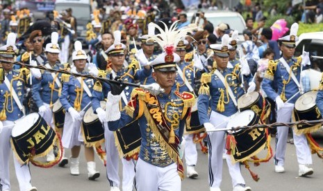 Genderang Suling Gita Jala Taruna memperlihatkan ketarampilannya dalam bermain musik saat Kirab Kota dan Pawai Budaya Sail Sabang di Sabang, Aceh, Rabu (29/11).