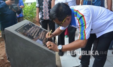  General Affairs Manager Pertamina Refinery Unit (RU) VI Balongan Hartanto meresmikan Gedung Diklat Pertanian Rawa Bolang, Jatisura, Cikedung, Indramayu pada Kamis (25/1). 