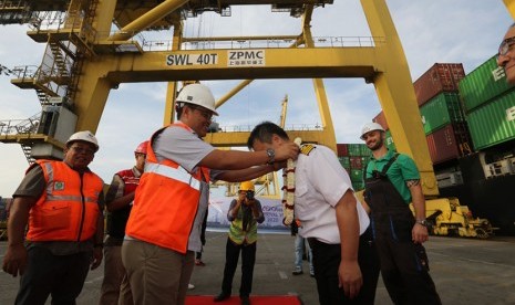 General Manager Belawan International Container Terminal (BICT), Indra Pamulihan memberikan kalung bunga kepada nahkoda kapal MV Kestrel, Capt. Pang Jiqing sebagai apresiasi penyambutan kapal perdana yang sandar di dermaga BICT pada 1 Januari 2020 pukul 07.00 WIB